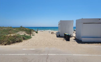 Trasllat de sorra a la platja de Gavà per mitigar els efectes dels temporals